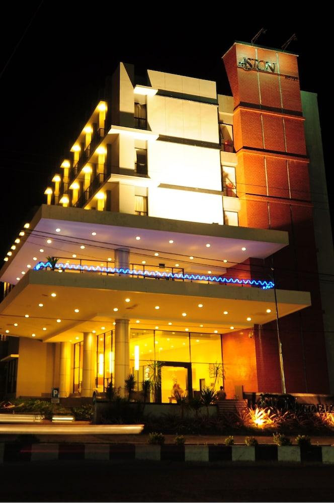 Aston Ketapang City Hotel Exterior foto
